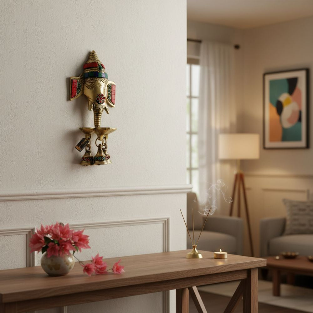 Gemmenbesetzter Messing-Ganesha-Wandbehang mit Diya und Glöckchen