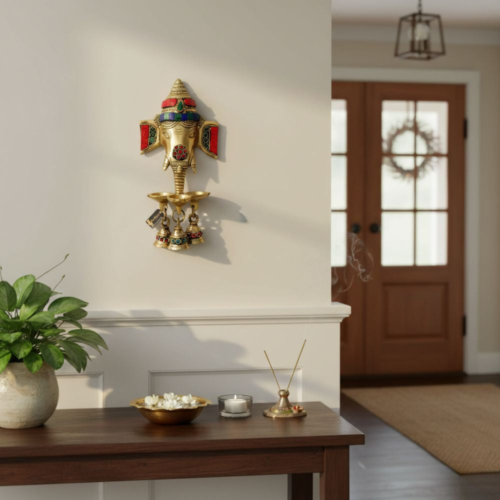 Gemmenbesetzter Messing-Ganesha-Wandbehang mit Diya und Glöckchen
