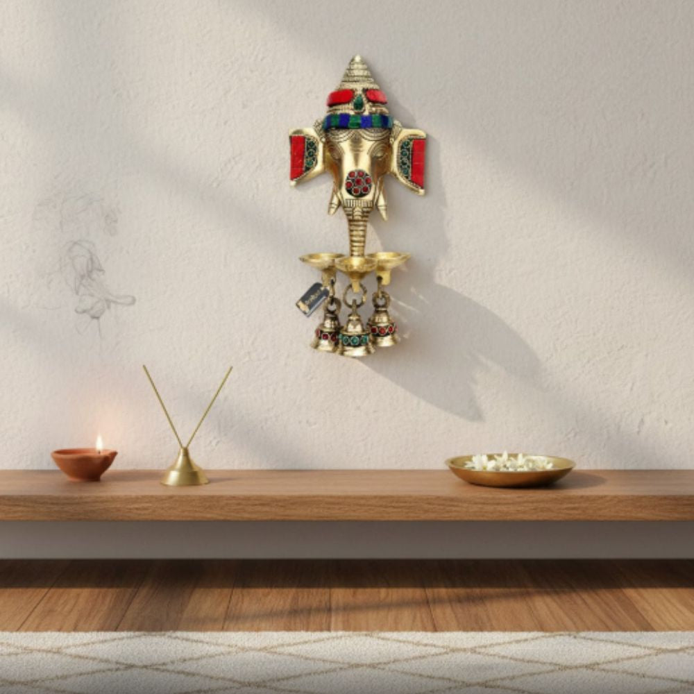 Gemmenbesetzter Messing-Ganesha-Wandbehang mit Diya und Glöckchen