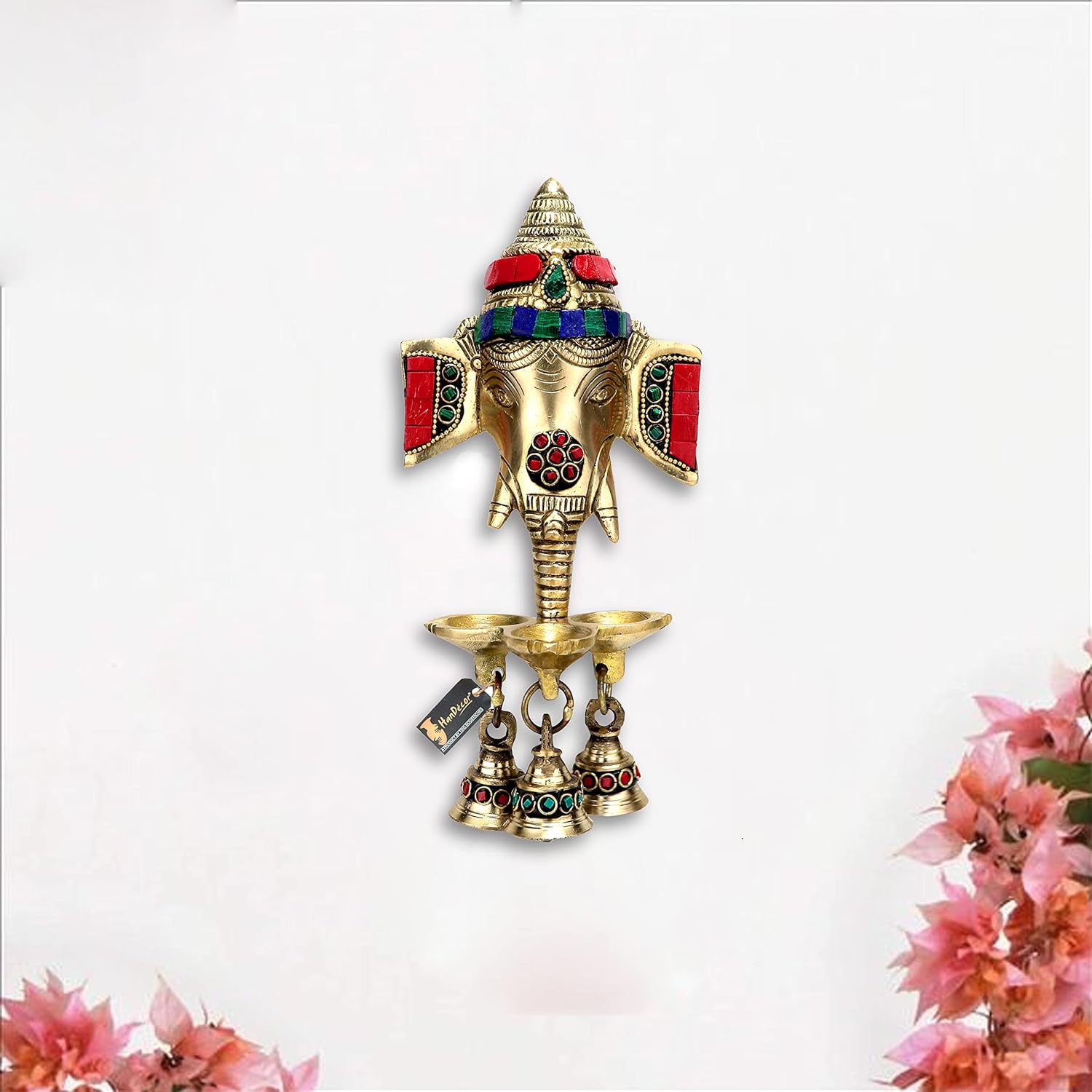 Gemmenbesetzter Messing-Ganesha-Wandbehang mit Diya und Glöckchen