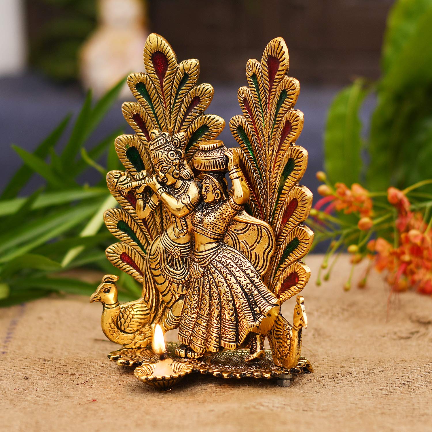 Figura decorativa de Radha Krishna con diseño de pavo real y diya para puja y decoración del hogar.