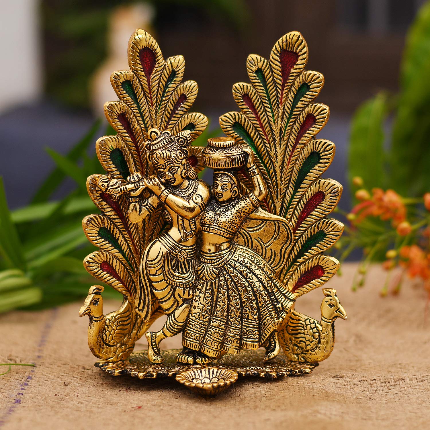 Figura decorativa de Radha Krishna con diseño de pavo real y diya para puja y decoración del hogar.