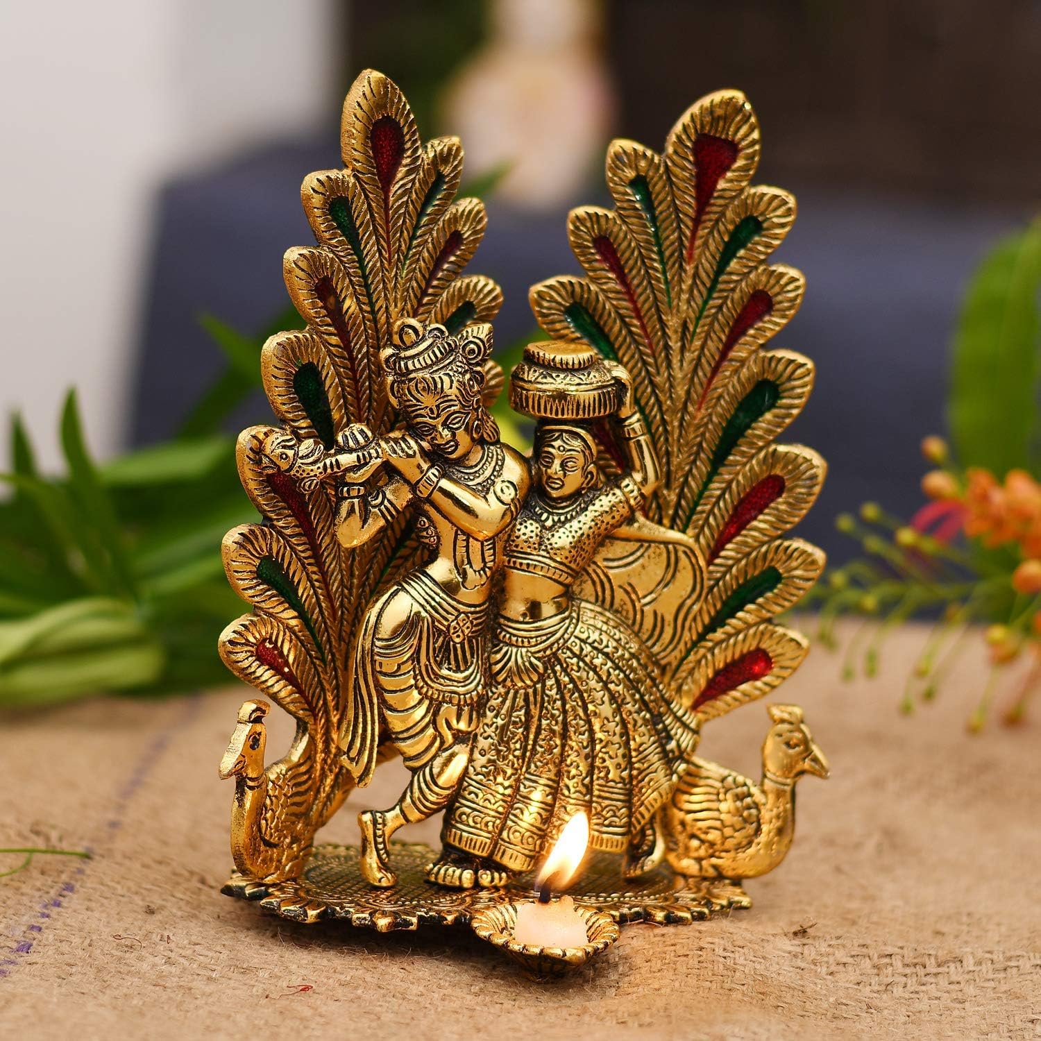 Figura decorativa de Radha Krishna con diseño de pavo real y diya para puja y decoración del hogar.
