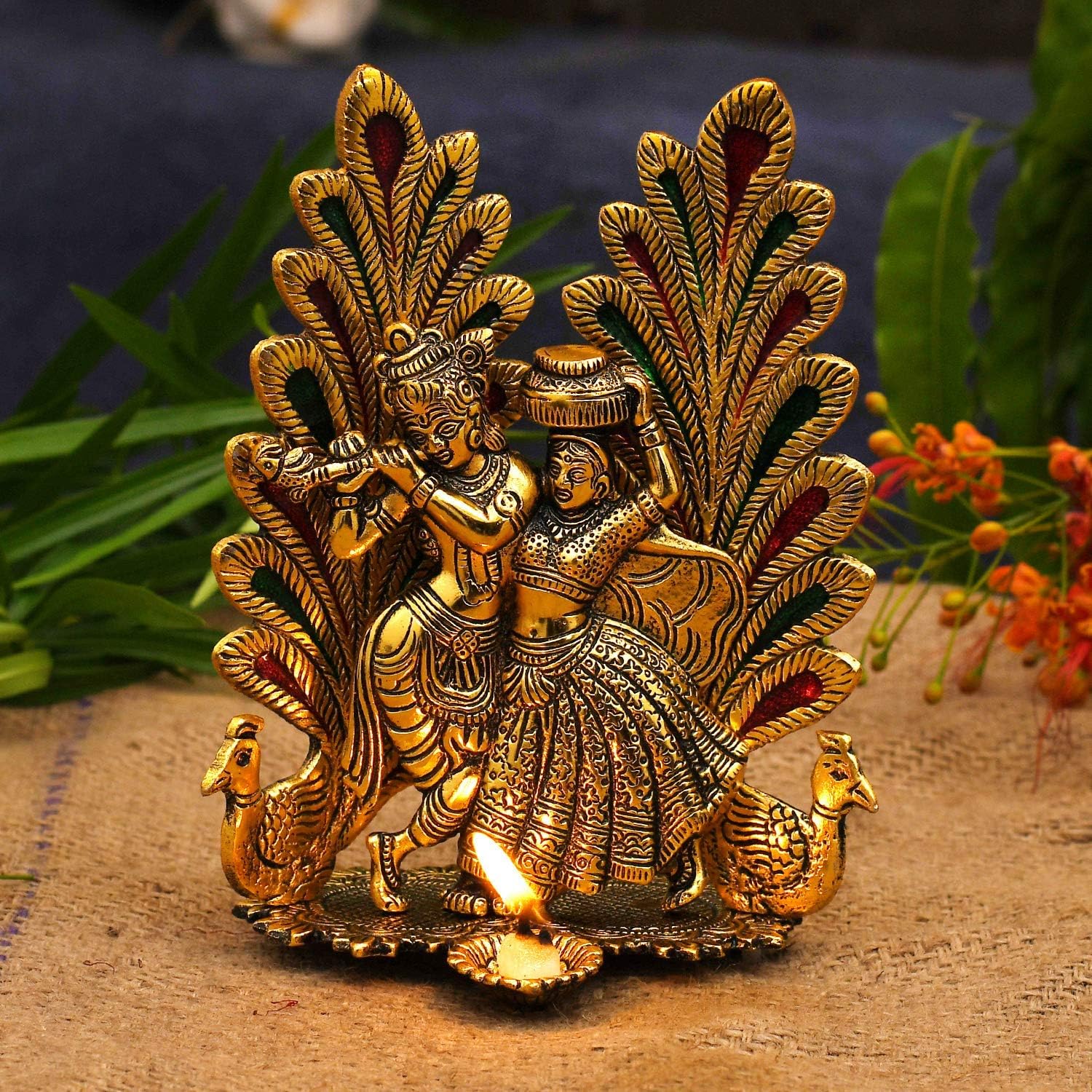 Figura decorativa de Radha Krishna con diseño de pavo real y diya para puja y decoración del hogar.